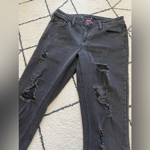 ALMOST FAMOUS Frayed Ankle Cropped Black Denim Jeans - Picture 5 of 6